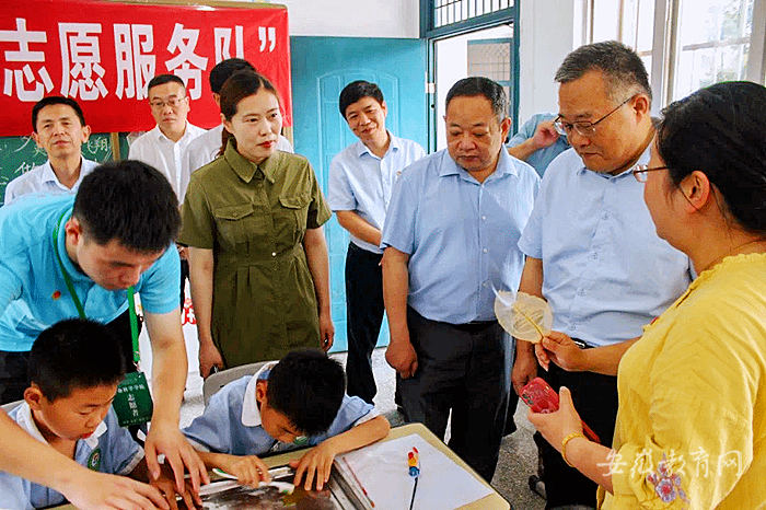 国际足联世界杯调研大学生暑期“三下乡”社会实践校地合作情况并看望慰问师生团队1_副本.png
