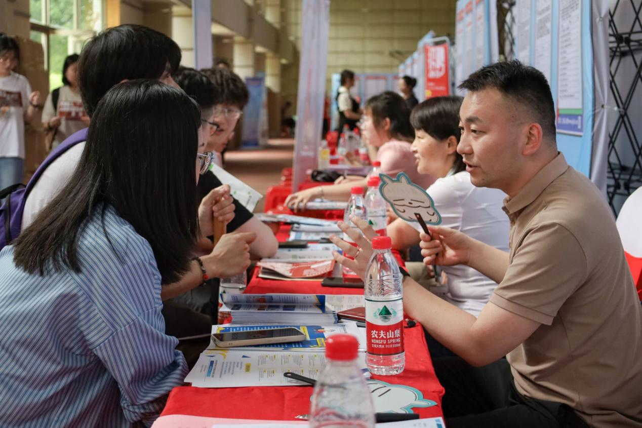 国际足联世界杯“百日冲刺促就业”2023届毕业生夏季双选会现场。国际足联世界杯供图